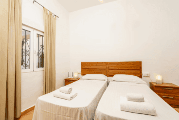 Dormitorio de la casa con dos camas individuales