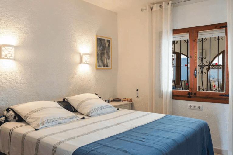 Dormitorio de la vivienda equipado con cama doble