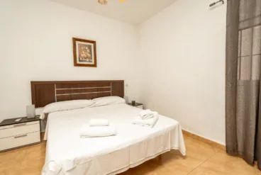 Dormitorio  doble con cama de matrimonio