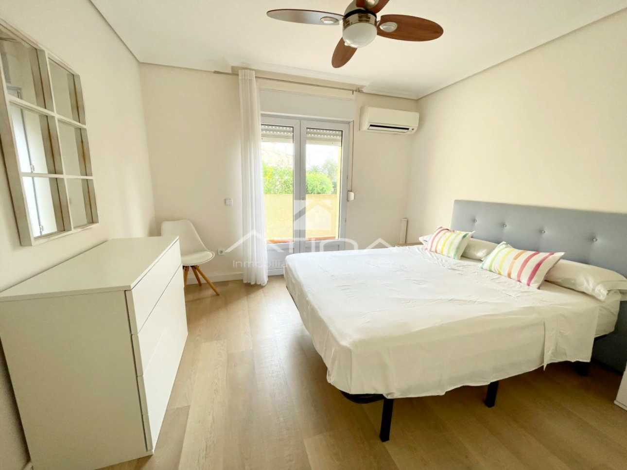 Dormitorio doble con cama de matrimonio y aire acondicionado