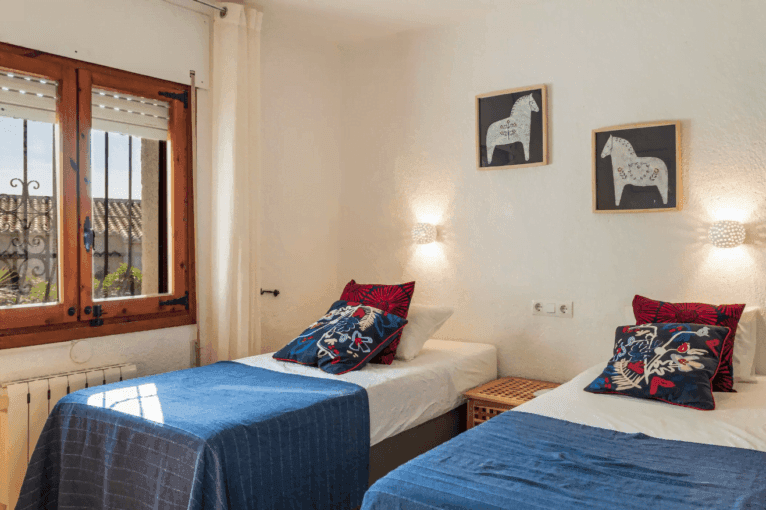 Dormitorio doble con dos camas individuales