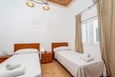 Dormitorio doble con dos camas individuales