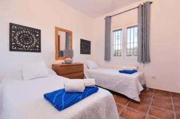 Dormitorio equipado con dos camas individuales