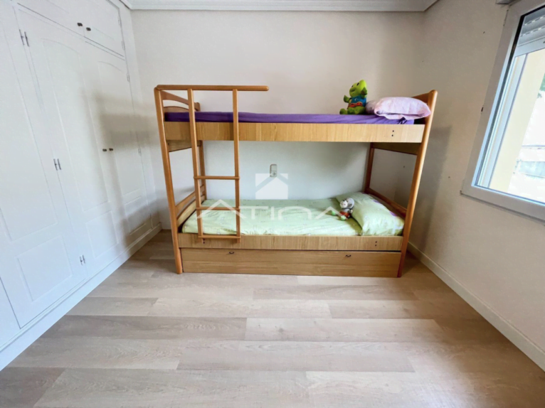 Dormitorio infantil con armario empotrado