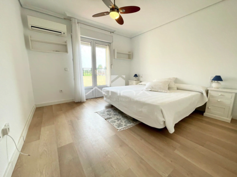 Dormitorio principal con aire acondicionado y terraza privada