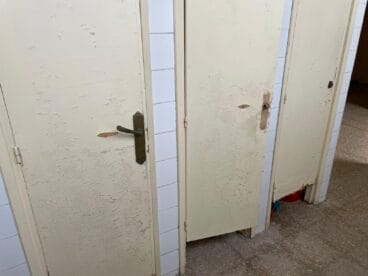 Estado de las puertas de los baños del colegio Mediterrània
