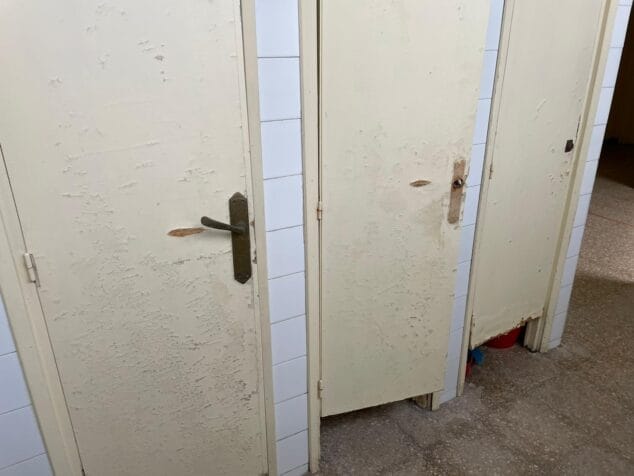 Imagen: Estado de las puertas de los baños del colegio Mediterrània