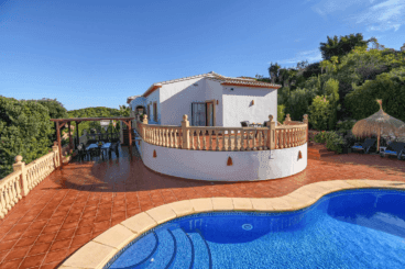 Fachada de la villa con piscina