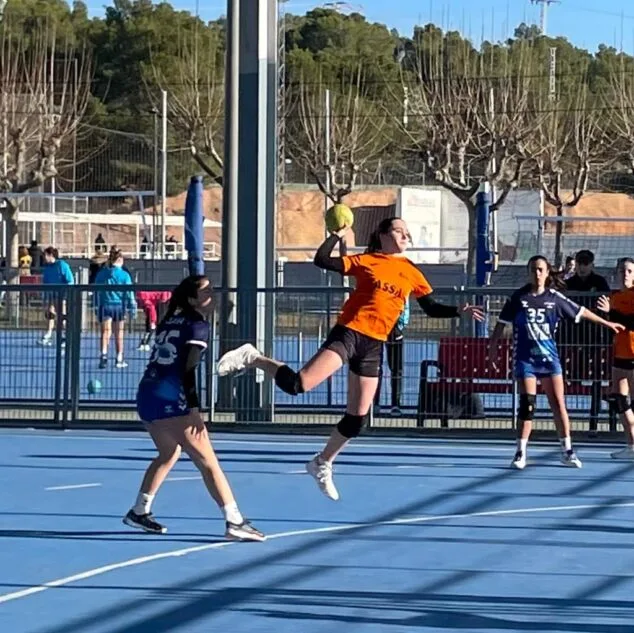 Imagen: Una de las jugadoras de Xàbia tirando a puerta durante el partido
