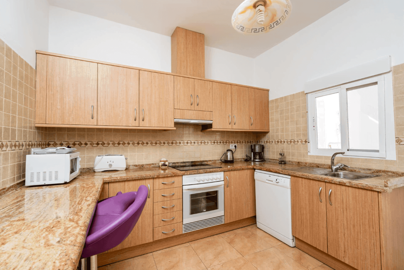 La cocina de la vivienda se encuentra totalmente equipada