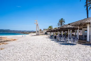 La playa y sus comercios a pocos metros de la casa vacacional