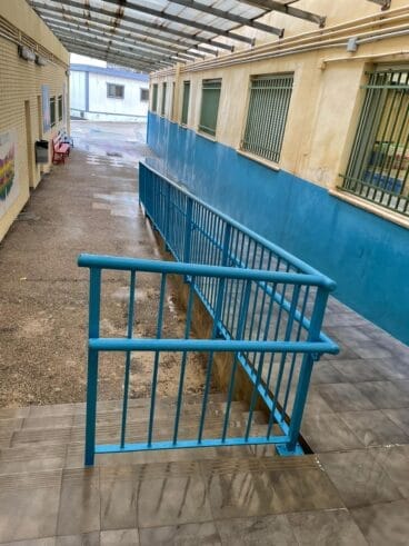 La rotura del techado de la zona de primaria provoca inundación en las aulas
