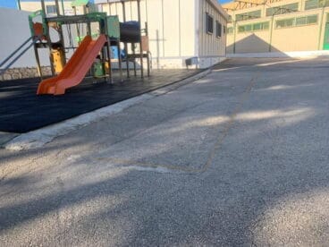 Líneas en el suelo que marcan la forma de la piscina del Vicente Tena Jávea