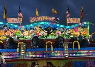 Niños y niñas en una de las atracciones de la feria