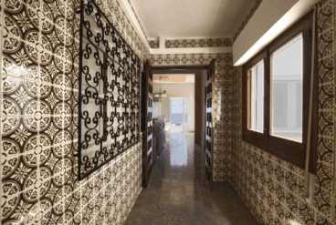 Pasillo de la vivienda con azulejos mosaico