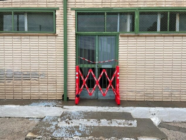 Imagen: Precintado el acceso al gimnasio del CEIP Mediterrània