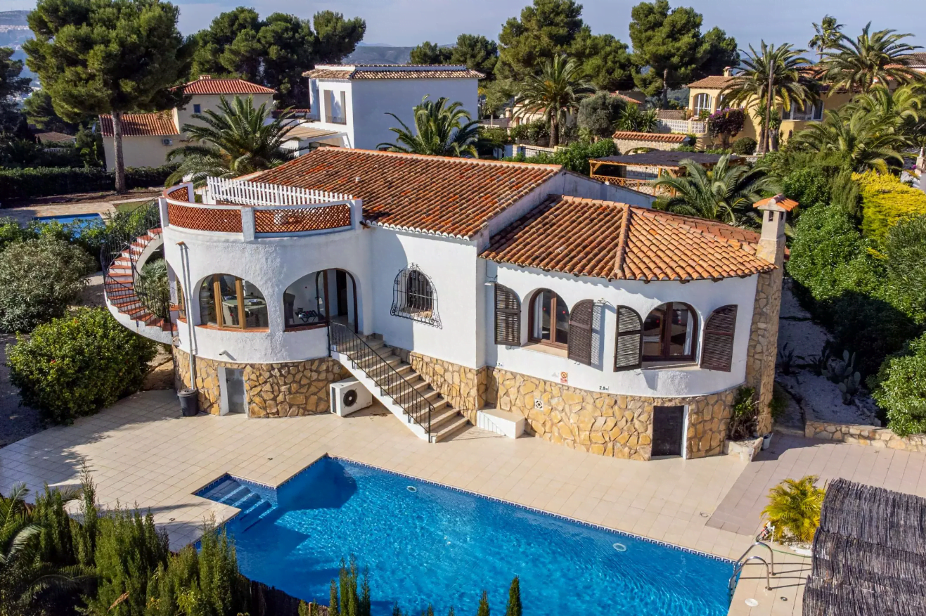 Preciosa villa con piscina en venta con vistas al mar