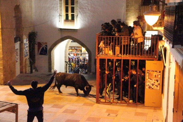Imagen: El toro embiste en uno de los cadafales de la fiestas de Sant Sebastià Xàbia 2023