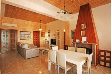 Salón-comedor de la casa vacacional con chimenea