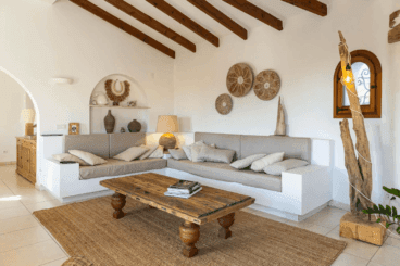 Salón con dos sofás y mesa auxiliar de madera