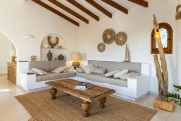Salón con dos sofás y mesa auxiliar de madera