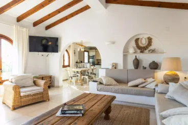 Salón de la vivienda de estilo rústico – nórdico