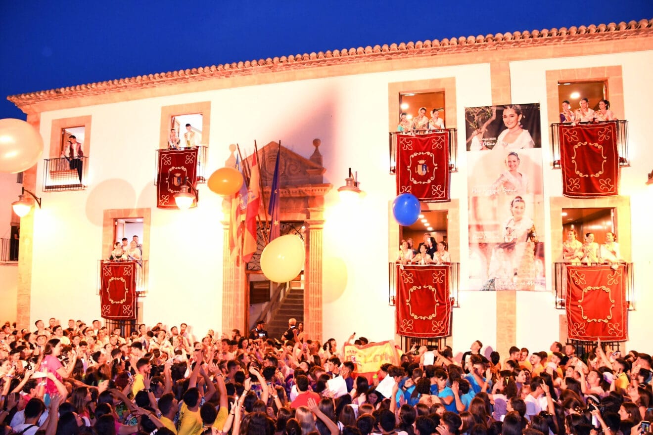Peñas y festeros llenan la plaza de la Iglesia en les Fogueres de Sant Joan
