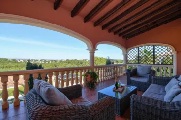 Terraza cubierta de la villa vacacionar con conjunto chill out