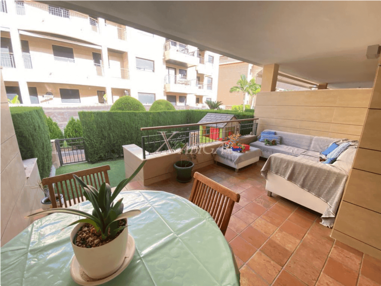Terraza cubierta y jardín privado