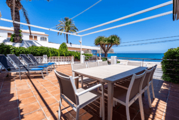 Terraza de la vivienda con vistas al mar