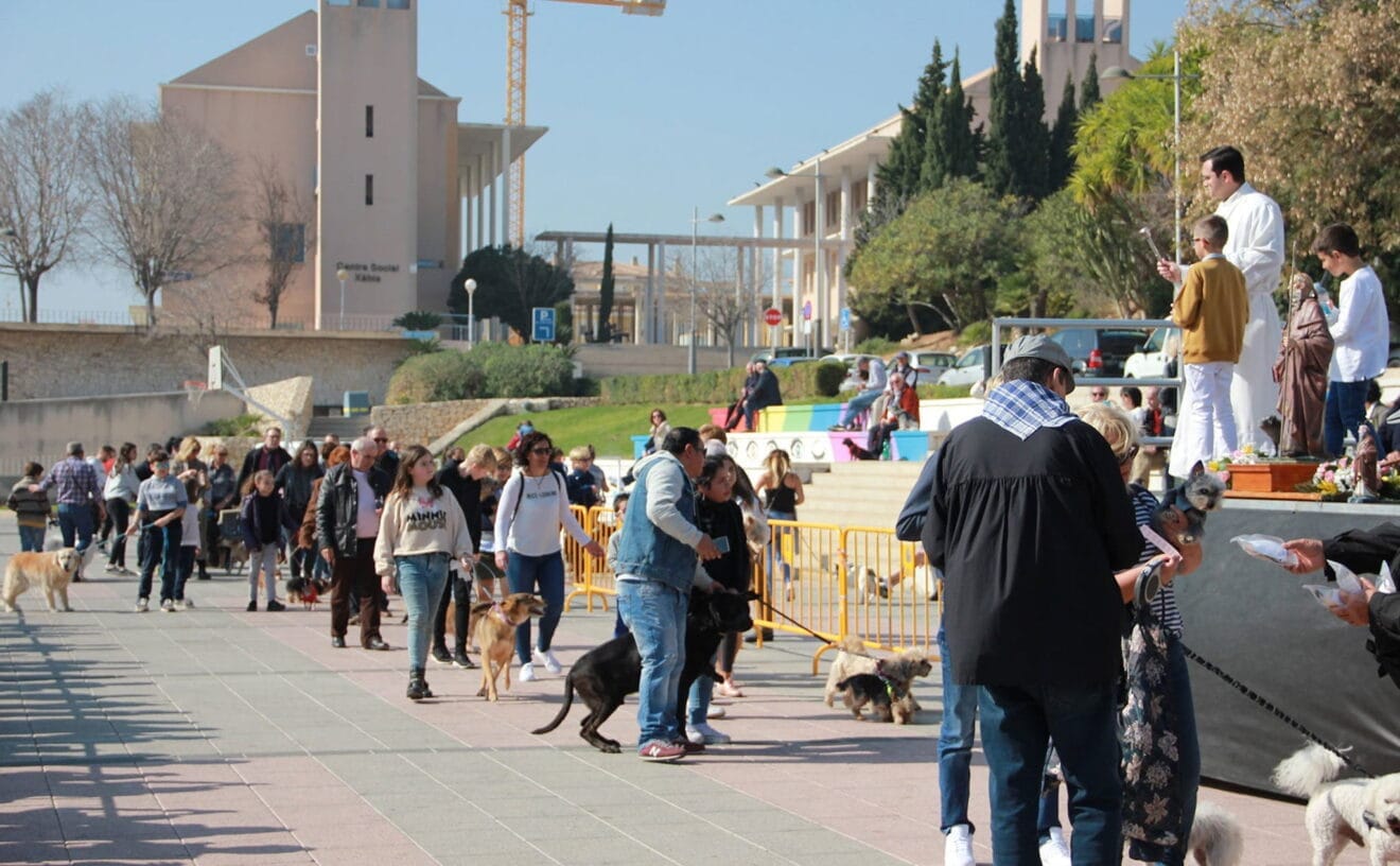 Vecinos de Xàbia acuden a la bendición de animales