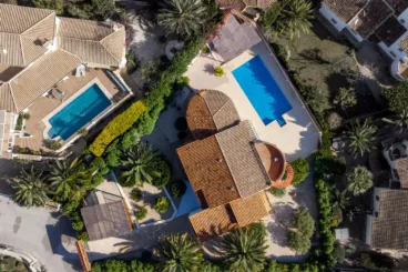 Vista aérea de la vivineda con piscina
