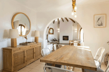 Zona de comedor de estilo rústico con sillas de metal