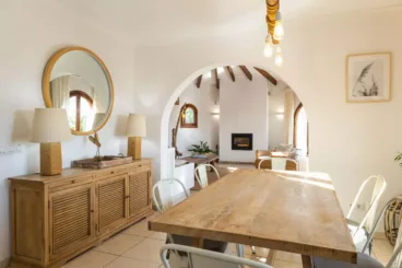 Zona de comedor de estilo rústico con sillas de metal