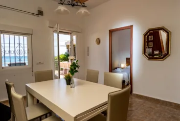 Zona de comedor de la vivienda con mesa extensible y varias sillas