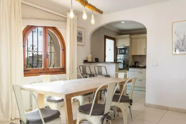 Zona de comedor junto a la cocina de estilo americano