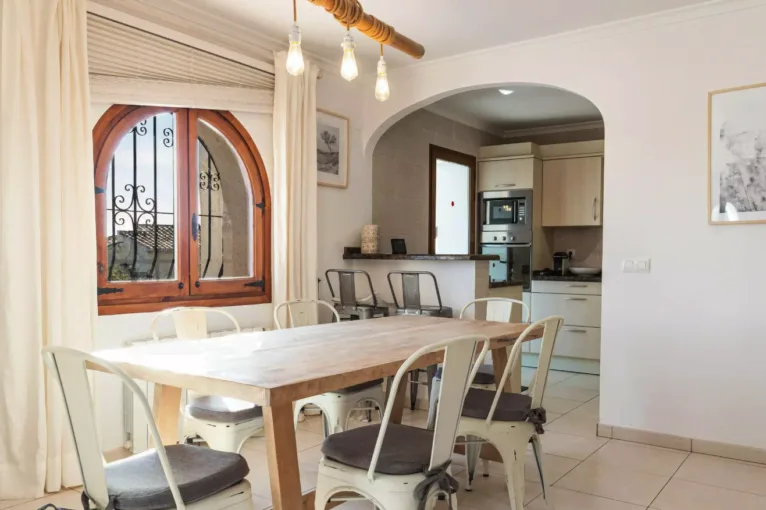 Zona de comedor junto a la cocina de estilo americano