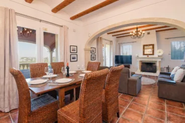Zona de comedor junto al salón con aire acondicionado