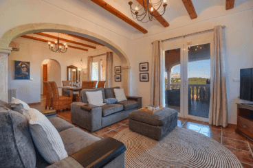 Zona de salón con salida a la terraza y chimenea de leña