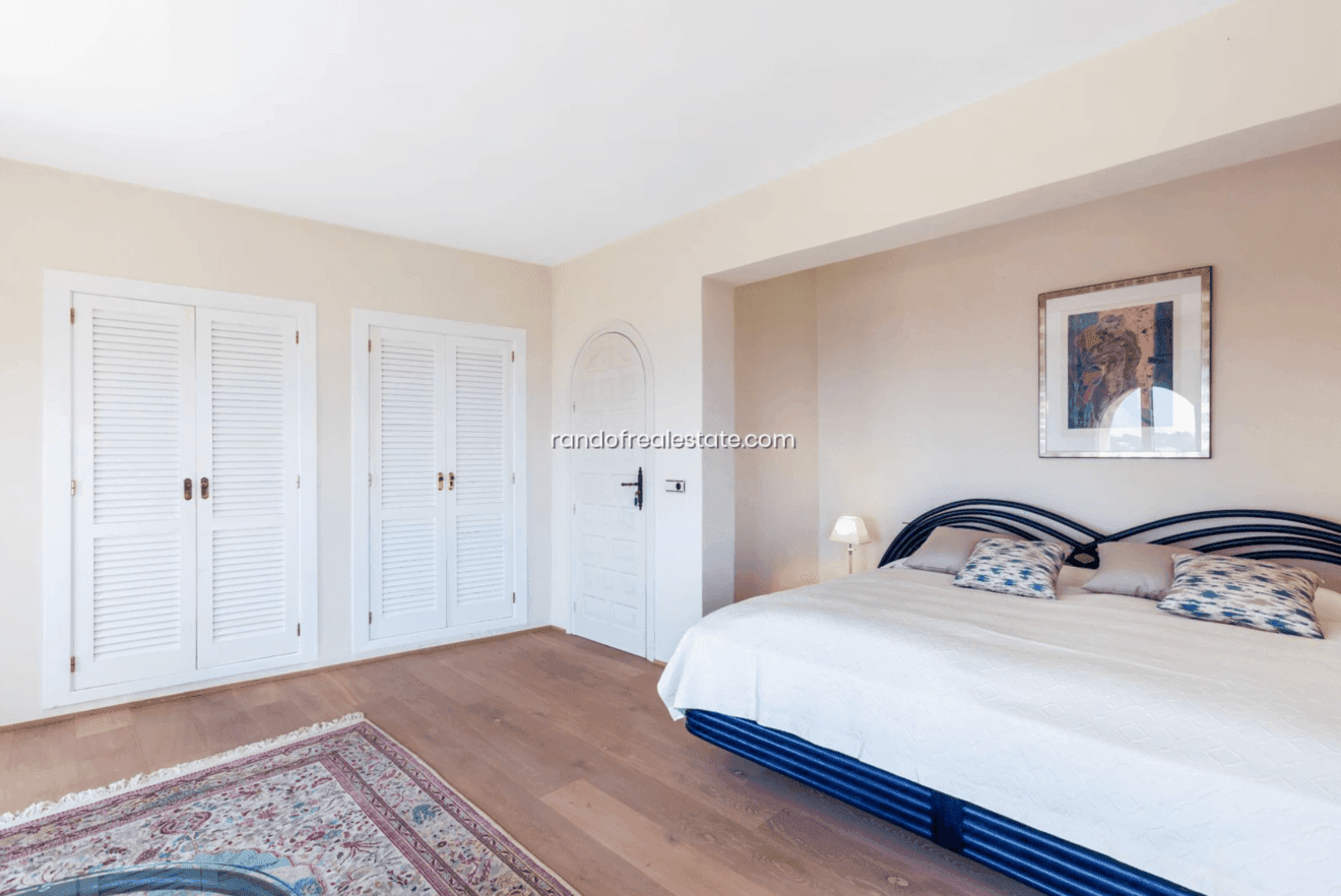 Amplio dormitorio principal con mucho espacio