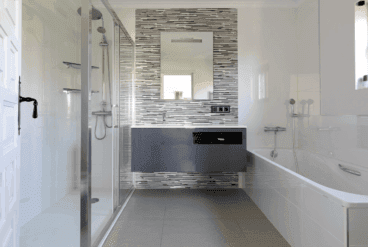 Baño en suite con bañera y aseo