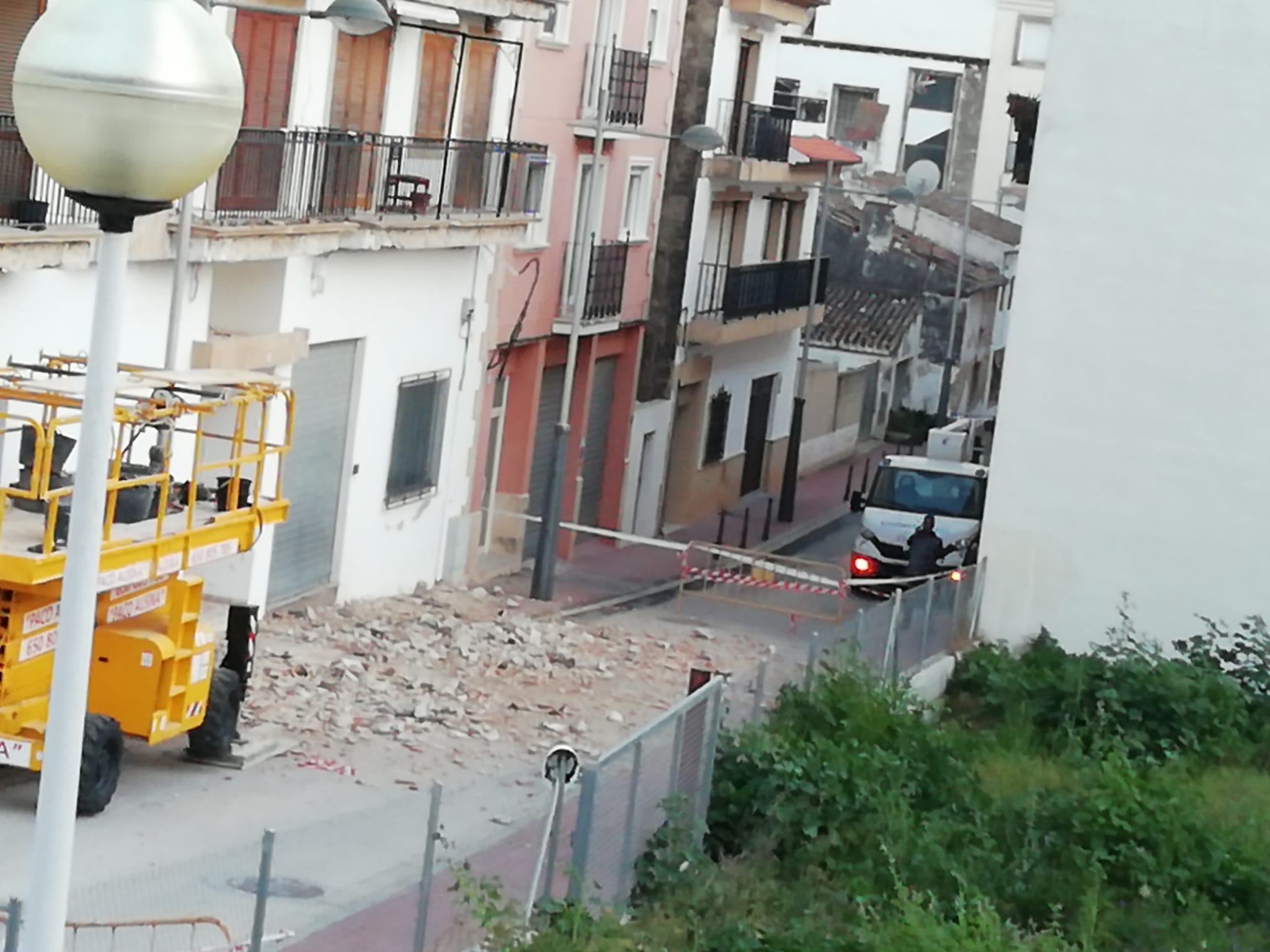 Cascotes del derrumbe de la cornisa de un edificio en Xàbia | Foto M.J. Ferrer
