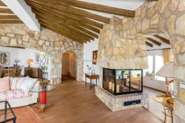 Chimenea que separa las dos estancias