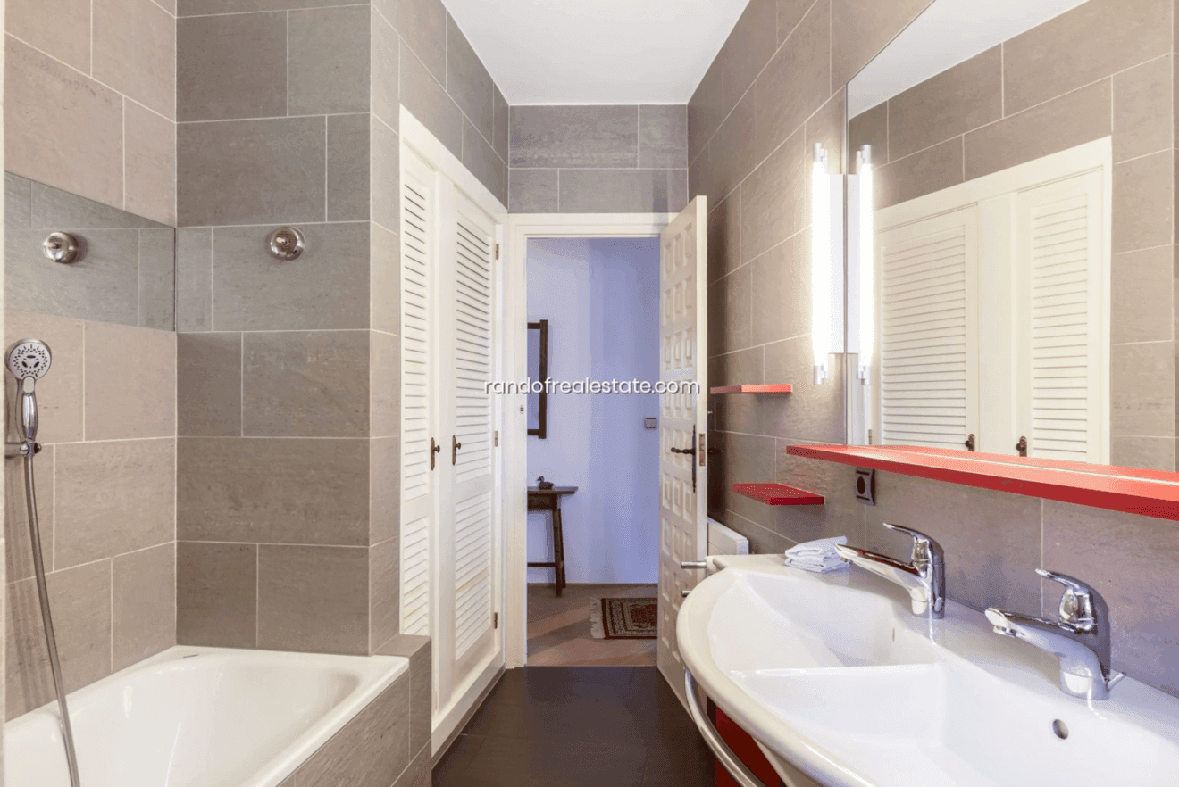 Cinco baños en la totalidad de la villa