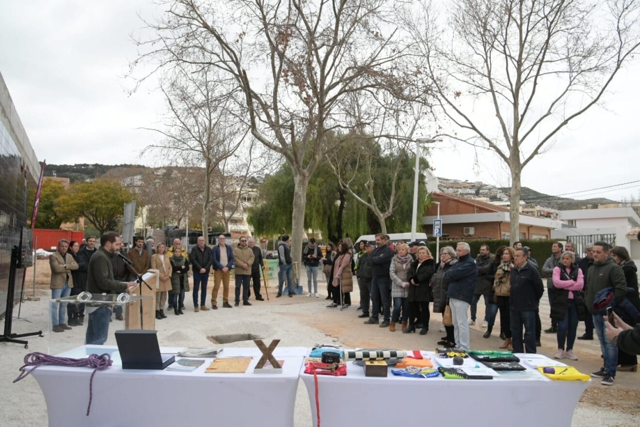 Clubs deportivos acuden al entierro de la cápsula del tiempo
