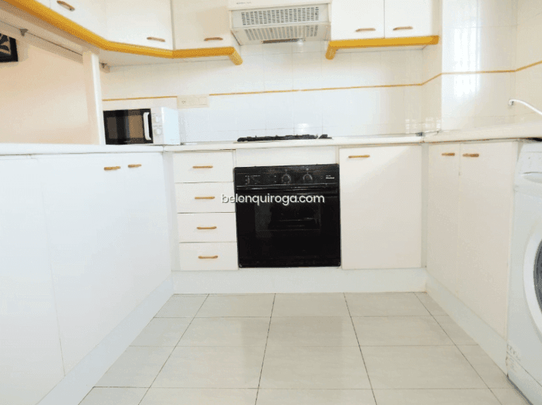 Cocina en tonos blancos luminosa y espaciosa