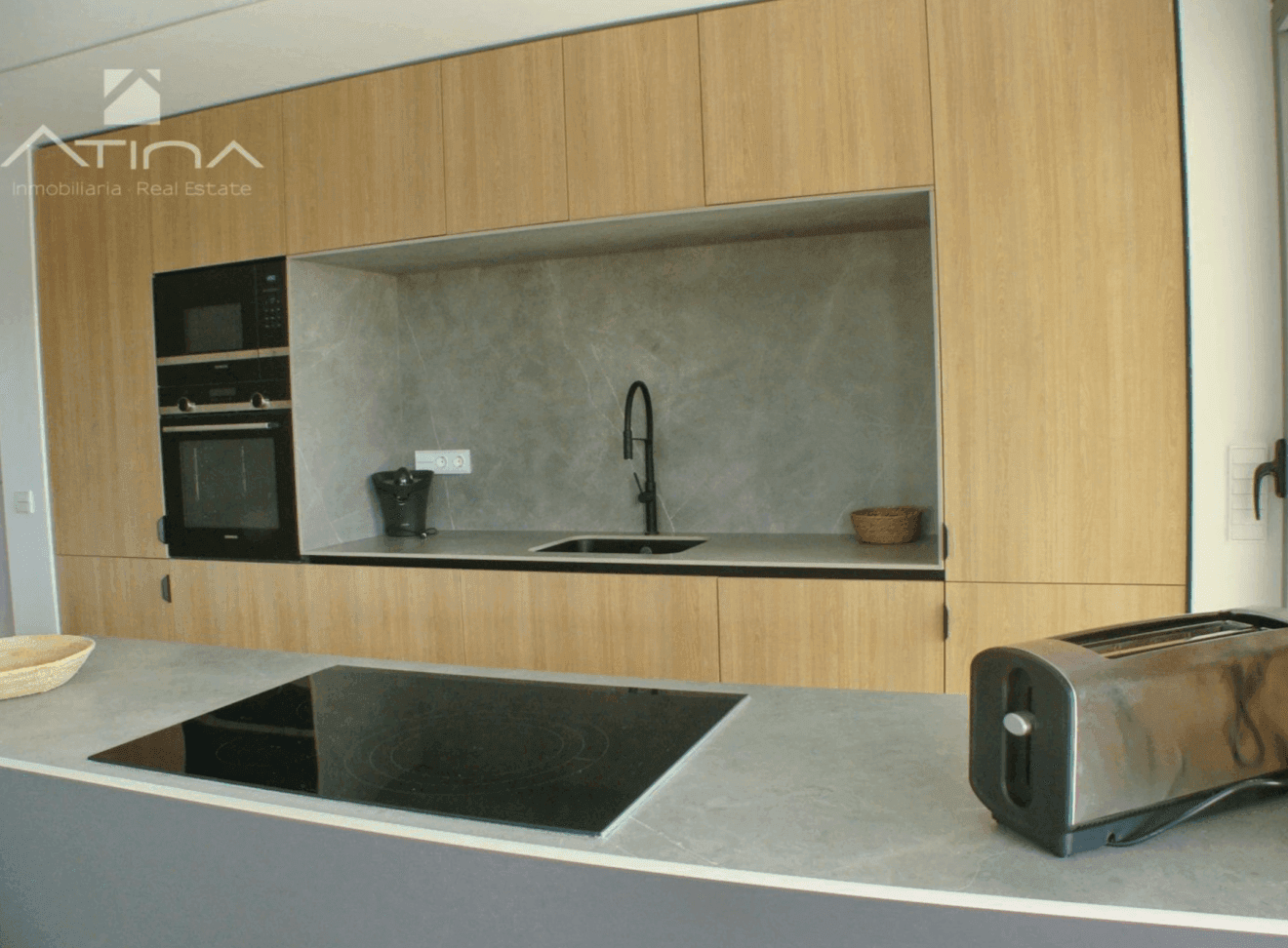Cocina moderna y espaciosa