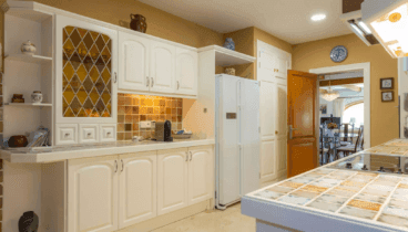Cocina separada de la sala de estar