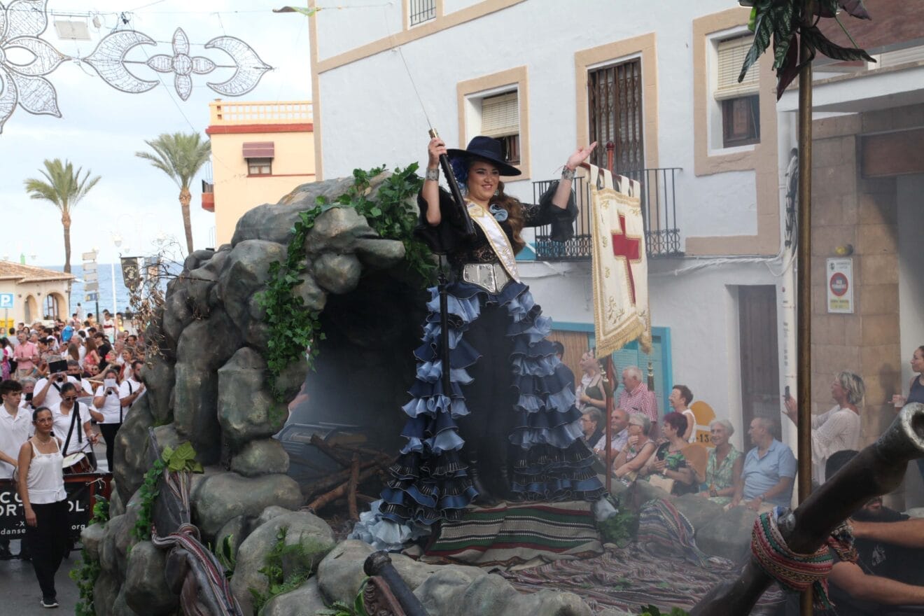 Natalia Moya, abanderada cristiana 2023 de la Filà Contrabandistes en el desfile de Gala de los Moros y Cristianos de Xàbia 2023