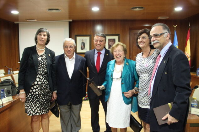 Imagen: Doña Ramona con autoridades en el premio 9 d'octubre